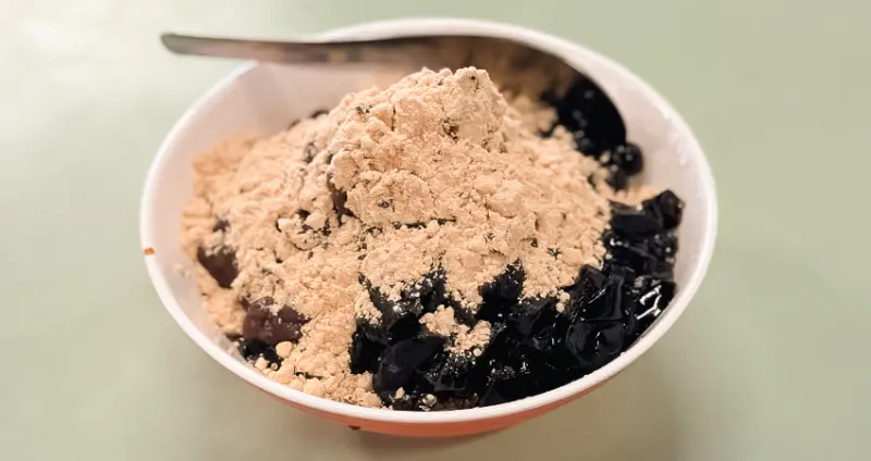 這碗麵茶冰超嗆！麵茶多到看不見冰，圓山花博冰店「冰山5角」逛展太熱就來吃，免費加3種配料超過癮。