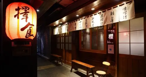 彷彿來到「神隱少女」場景！藏在巷弄內、超人氣居酒屋「擇食居酒屋」，必點「胭脂蝦刺身二吃 」。