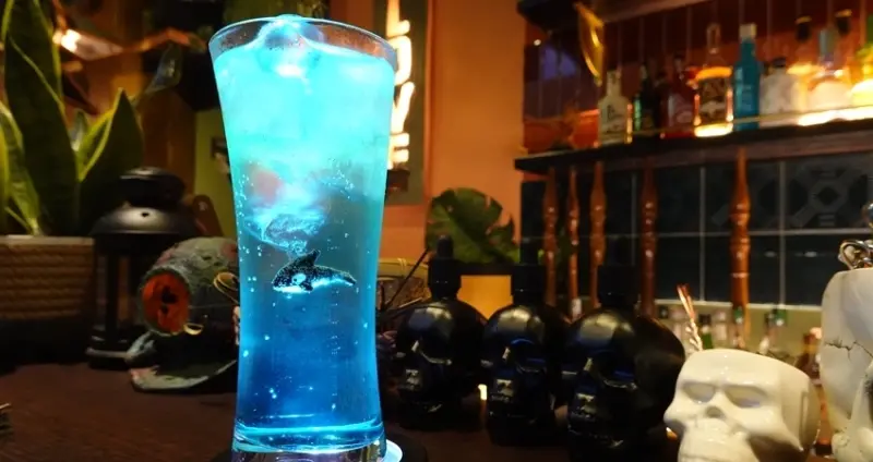 鯨鯊調酒新登場！海洋風酒吧「30M BAR」每一杯調酒都是一則海洋故事，經典調酒「暖化」、「小丑魚」也推薦。