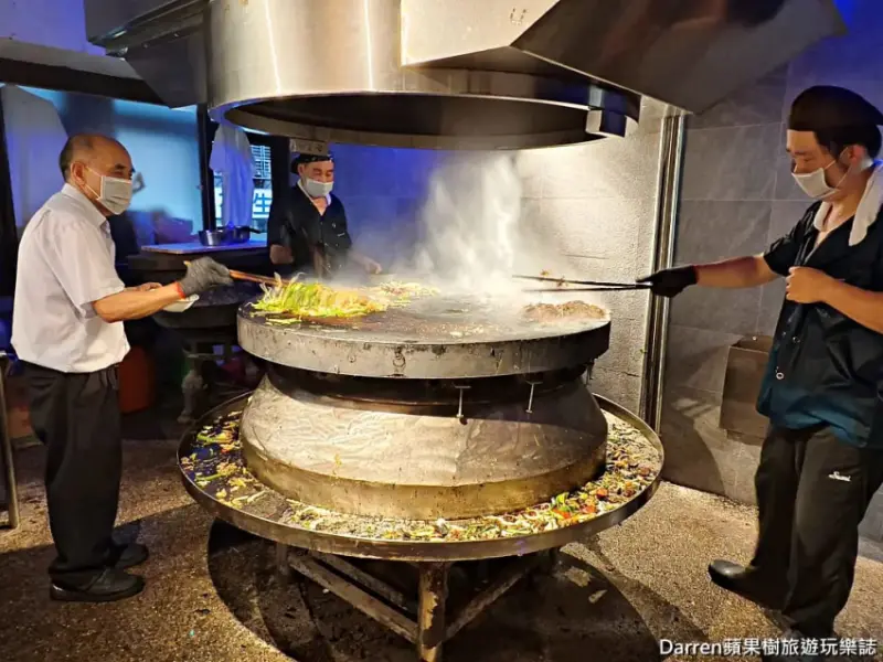 唐宮蒙古烤肉涮羊肉餐廳試營運558吃到飽，蒙古烤肉、涮羊肉火鍋還是記憶中的味道。