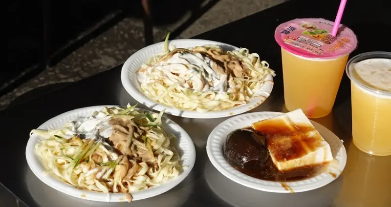 天橋下的老字號涼麵！超過半世紀涼麵老店、嘉義人也推薦「四味果汁」，白醋涼麵必配四味果汁。