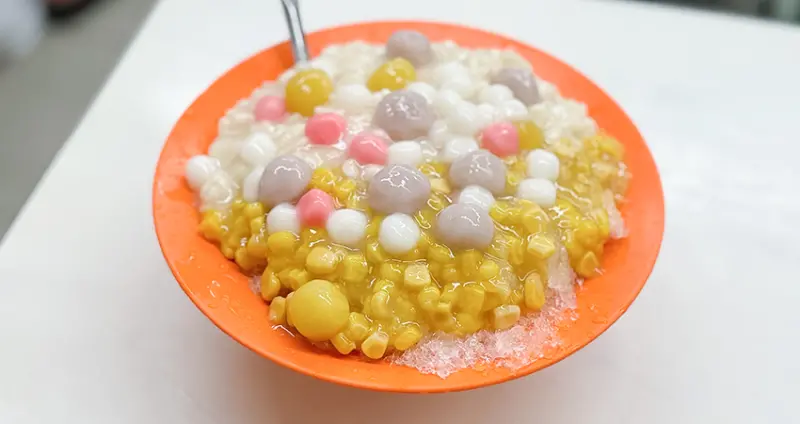 把玉米罐頭加進剉冰！日本人來台都吃這碗，萬華在地60年冰店「楊記花生玉米冰」招牌玉米冰超特別。