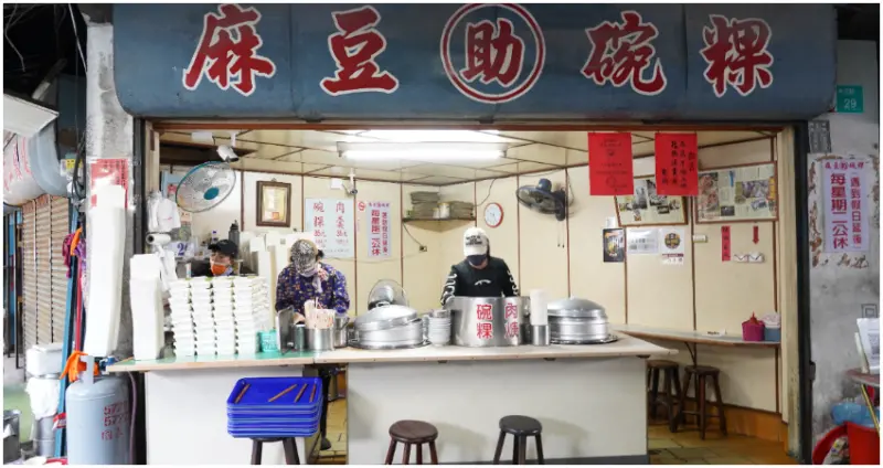 百年碗粿！只要35元、藏在市場裡的古早味碗粿「麻豆助碗粿」，在地人激推，還有賣肉羹。