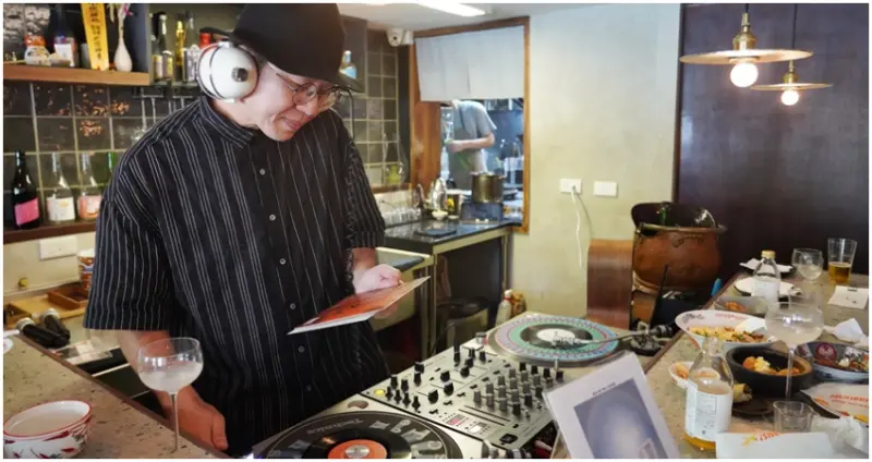 下午也能Chill！日洋料理「小缽筷」聯手「感傷唱片行」打造「夏日午後小食小酒音樂企劃」，享受微醺午後，夏季菜單搶先看。