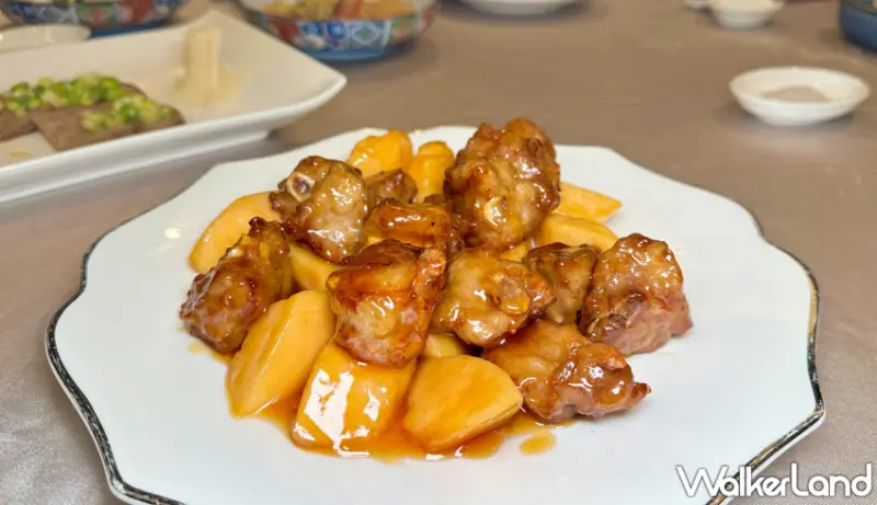 點水樓必吃「涼拌銀耳、剁椒魚頭」探索經典江浙與創新佳餚，感受料理藝術與新鮮食材的完美結合。