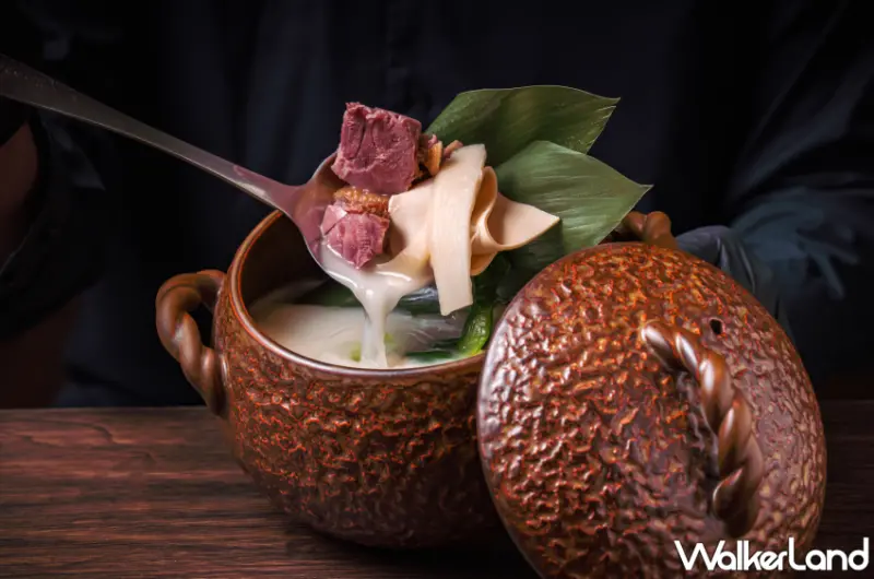 「放感情螢火部落」台北大巨蛋新開店，獨特沉浸式空間、寵物友善餐廳，特色鑄火料理、經典江南湯品、獨家調酒一次滿足。