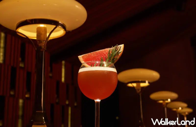  台北隱世酒吧Staff Only Club全新登場15款賽博龐克卡牌調酒，體驗美麗新世界的微醺奇幻旅程。