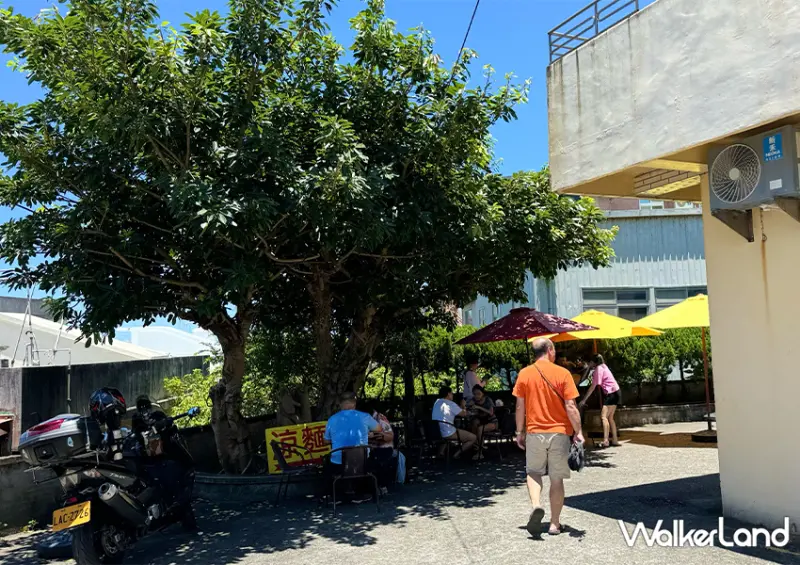 萬里隱藏版美食「頂寮 紅棗嬸涼麵」在老闆家吃涼麵/ WalkerLand窩客島整理提供 未經許可不可轉載。