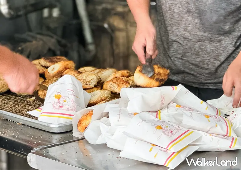 南港胡椒餅老店「老張炭烤燒餅店」一賣就是30年/ WalkerLand窩客島整理提供 未經許可不可轉載。