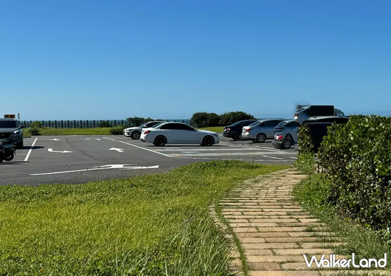 新北海景咖啡廳「金點草里驛棧」附設超大停車場、還能租借釣魚/ WalkerLand窩客島整理提供 未經許可不可轉載。