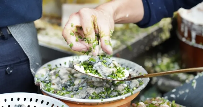 一吃成主顧！藏在巷弄的銅板價美食，通通30元「巷仔內蚵仔炸」，蚵仔炸、花枝炸都推薦。