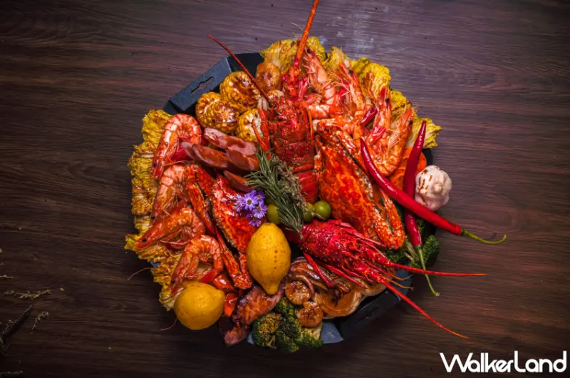 「放感情螢火部落」台北大巨蛋新開店，獨特沉浸式空間、寵物友善餐廳，特色鑄火料理、經典江南湯品、獨家調酒一次滿足。