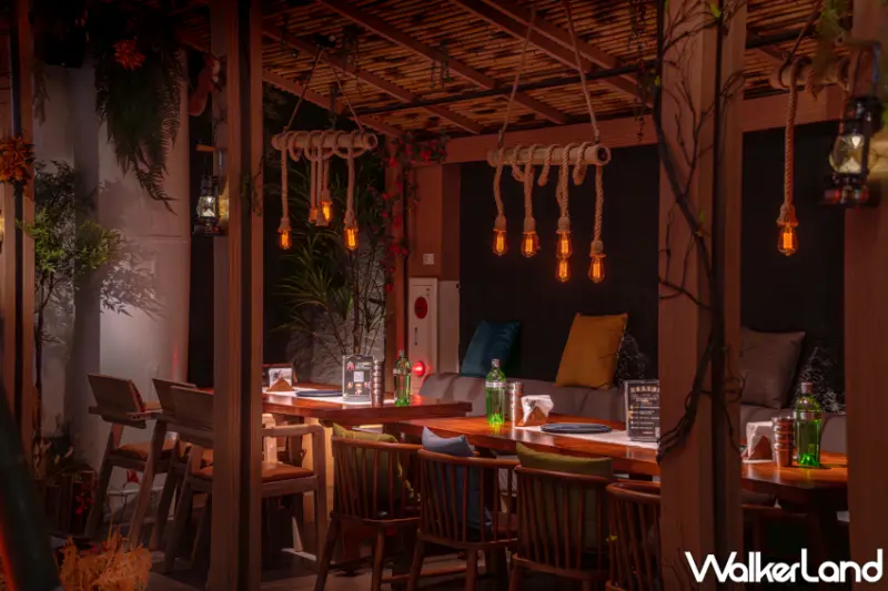 「放感情螢火部落」台北大巨蛋新開店，獨特沉浸式空間、寵物友善餐廳，特色鑄火料理、經典江南湯品、獨家調酒一次滿足。