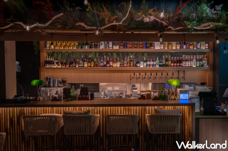 「放感情螢火部落」台北大巨蛋新開店，獨特沉浸式空間、寵物友善餐廳，特色鑄火料理、經典江南湯品、獨家調酒一次滿足。