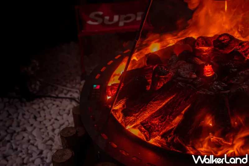 「放感情螢火部落」台北大巨蛋新開店，獨特沉浸式空間、寵物友善餐廳，特色鑄火料理、經典江南湯品、獨家調酒一次滿足。