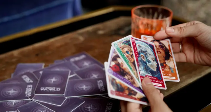 享受城市微醺夜！台北隱世酒吧Staff Only Club全新登場15款賽博龐克卡牌調酒，體驗美麗新世界的微醺奇幻旅程。