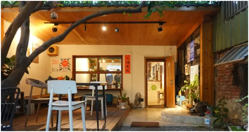 浪貓也愛去！寵物友善，老街溪旁老宅咖啡廳「我們。他們咖啡廳」，不定期舉辦動物環境講座。