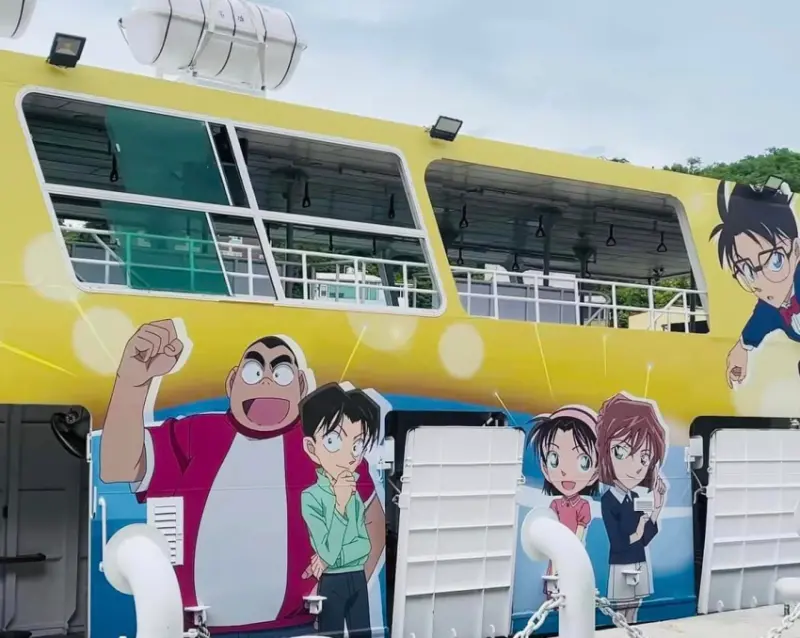 高雄市輪船公司攜手柯南推出2024海上巴士主題航班，限量贈品與集章活動火熱來襲、每日限量角色手持扇免費送。