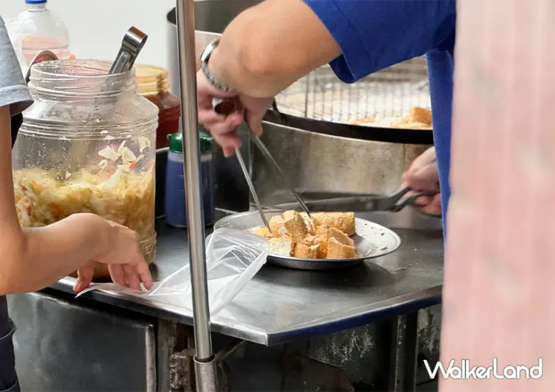 七堵火車站必吃不只有營養三明治！「七堵無名臭豆腐」賣了逾50年/ WalkerLand窩客島整理提供 未經許可不可轉載。