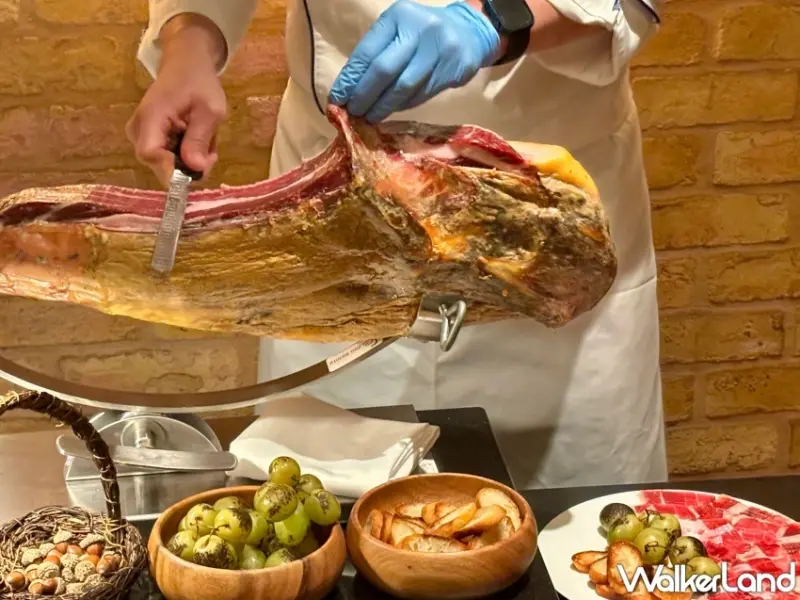 台北晶華ROBIN'S牛排館「父親節、七夕限定」牛排套餐，雙人7880元品嚐紐西蘭、澳洲、美國三地精選牛排。