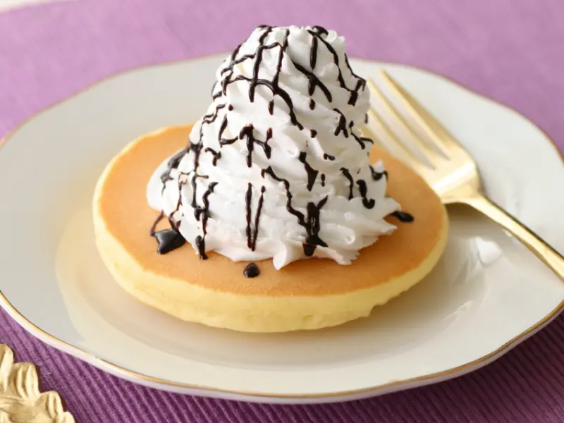 日本人真的懂甜點！日本ニラックス36家餐廳限時推出「無限鬆餅與鮮奶油套餐」吃到飽，想飛日本了。