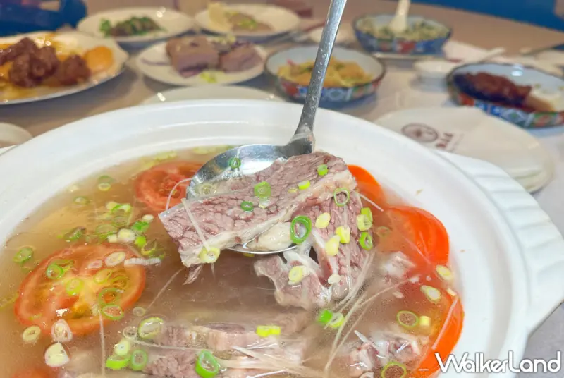 點水樓必吃「涼拌銀耳、剁椒魚頭」探索經典江浙與創新佳餚，感受料理藝術與新鮮食材的完美結合。