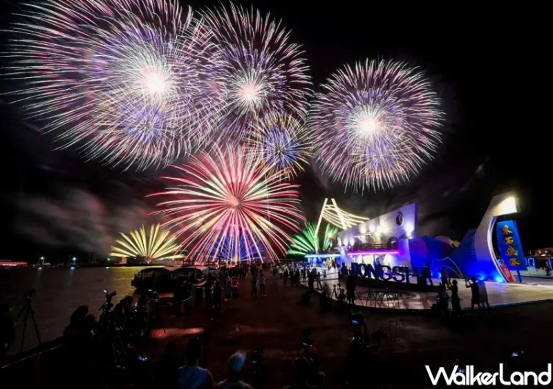 嘉義東石海之夏 海上煙火/ WalkerLand窩客島整理提供 未經許可不可轉載。