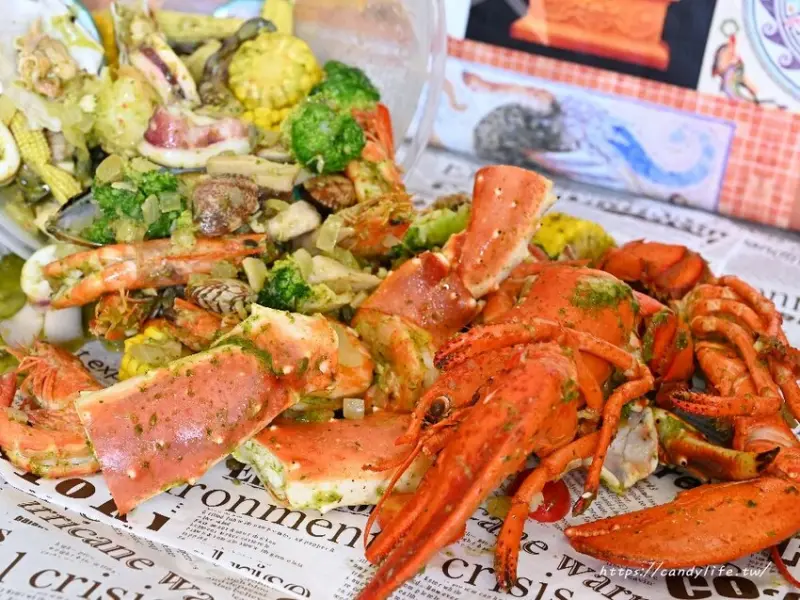 台中市北屯區今年中秋燒肉我最秋！新天地手抓海鮮桶再升級，免烤蟹逅秋波海鮮桶，鱈場紅蟹、波士頓龍蝦共八種海鮮讓你爽吃一波