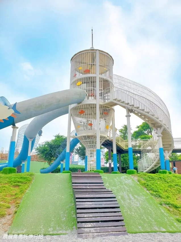 桃園親子景點推薦！桃園觀音「水之丘主題公園」飼料桶造型溜滑梯