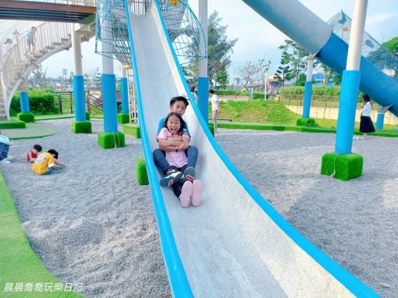 桃園親子景點推薦！桃園觀音「水之丘主題公園」飼料桶造型溜滑梯