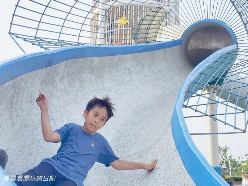 桃園親子景點推薦！桃園觀音「水之丘主題公園」飼料桶造型溜滑梯