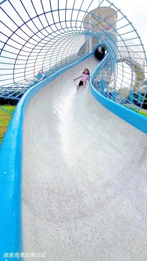 桃園親子景點推薦！桃園觀音「水之丘主題公園」飼料桶造型溜滑梯