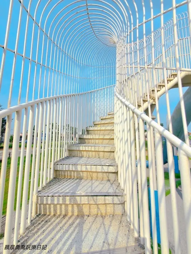 桃園親子景點推薦！桃園觀音「水之丘主題公園」飼料桶造型溜滑梯