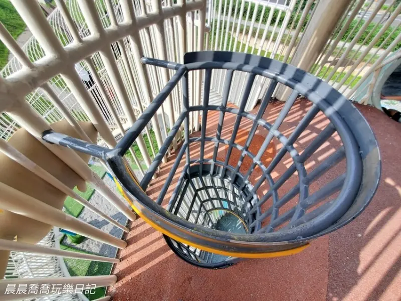 桃園親子景點推薦！桃園觀音「水之丘主題公園」飼料桶造型溜滑梯