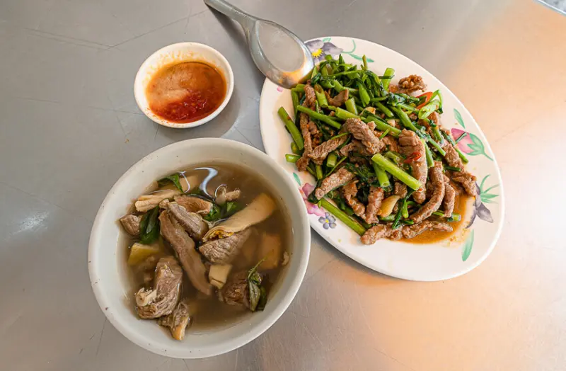 民生社區指標性的必吃美食大推薦，炒牛肉和牛雜湯都超棒，美味老店人氣滿滿｜蕭家牛雜湯