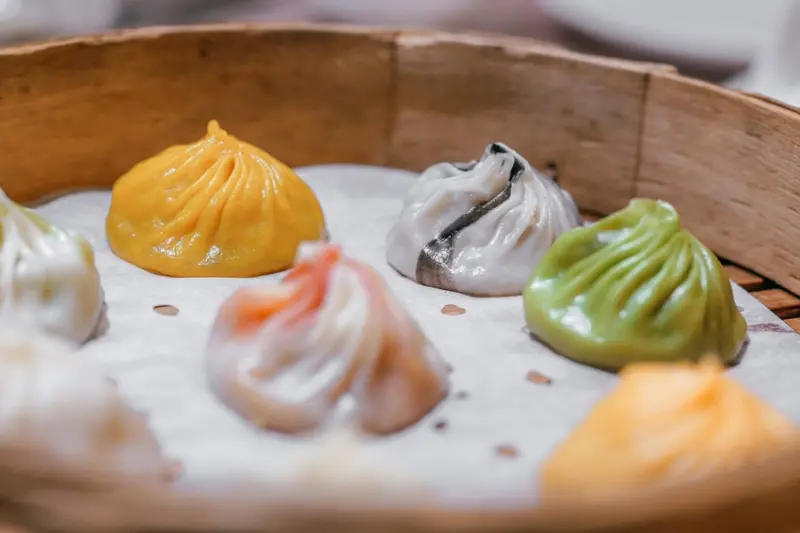 【台北】秋蟹料理大登場正是吃蟹好時節，浮誇七彩冠軍小籠包來店必點，江浙名菜米其林必比登推薦❗