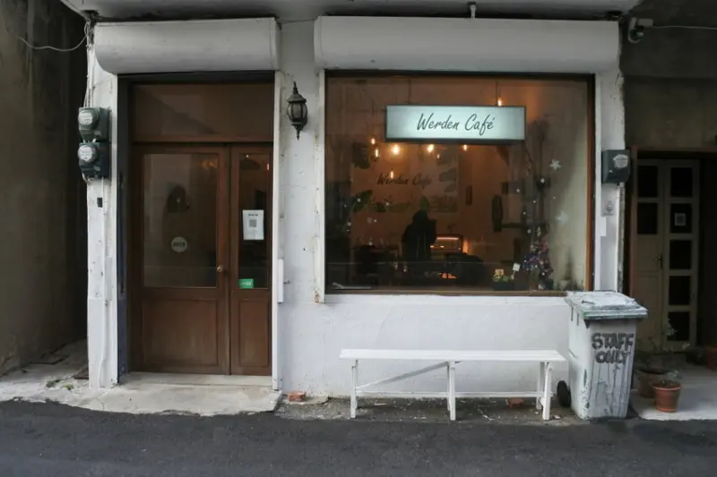 Werden café 巷弄中的老房咖啡廳~可愛店狗小黑陪你渡過歡樂時光