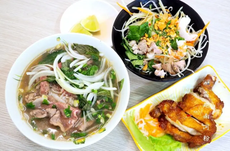 越南姑娘開的越南餐廳,平價又大份量的道地越式料理,生牛肉河粉.涼拌青木瓜絲都好吃.捷運忠孝復興站美食推薦