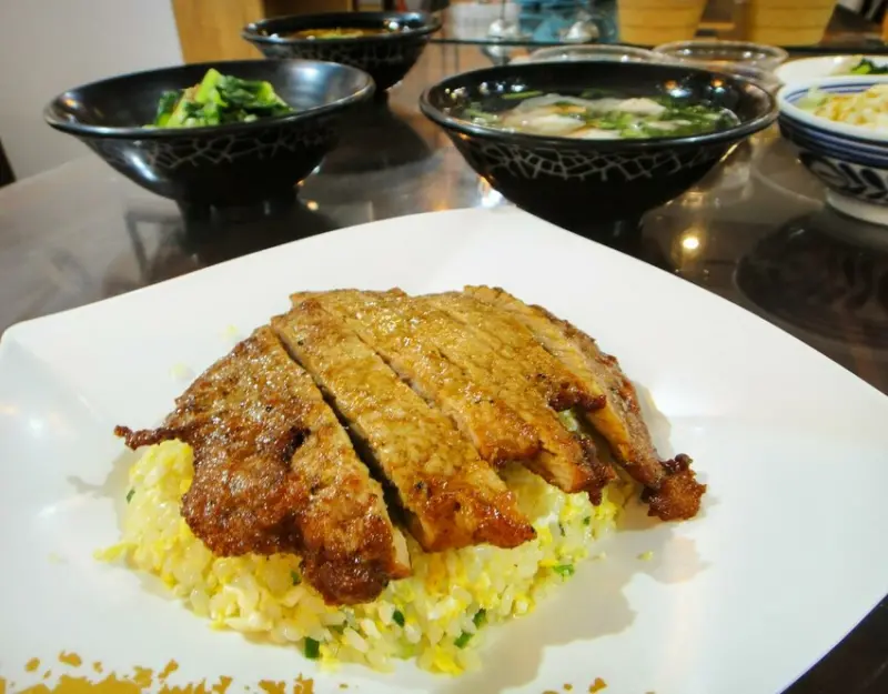 【美食】「菱東方」排骨蛋炒飯、紅油皮蛋麵、紅油抄手，中和炒飯推薦、中和美食推薦 (附菜單)