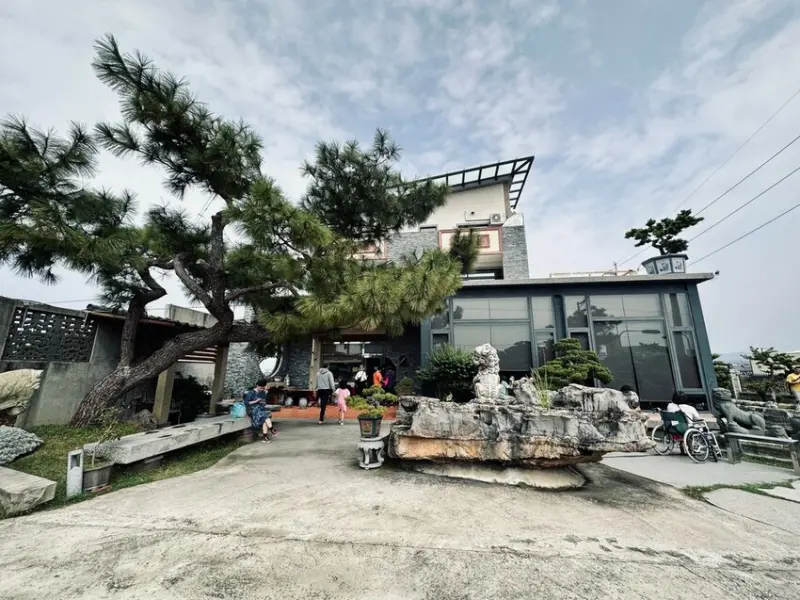 苗栗。苑裡︱大鼎夏荷牛肉麵館在豪宅裡餵魚吃牛肉麵，內用豆花吃到飽