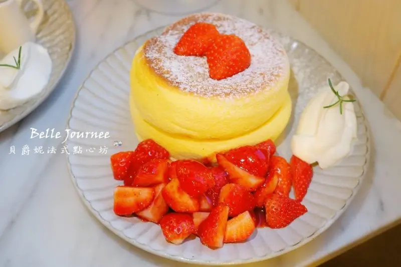 季節限定草莓厚鬆餅鬆軟綿密超好吃,隱藏版巷弄甜點.台中精誠商圈甜點/厚鬆餅專賣店♥Belle Journée 貝爵妮法