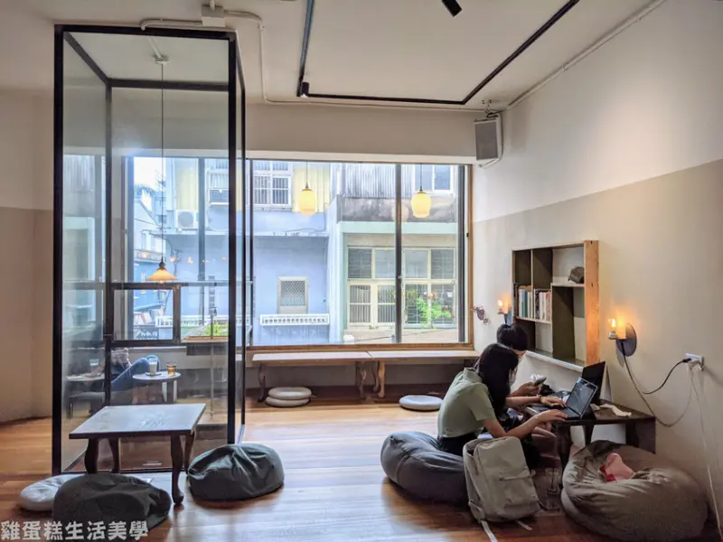 【新竹食記】微生 Float Dept. - 位在巨城商圈老宅內的咖啡館，必吃日式飯糰煎餃