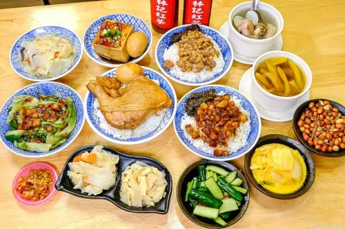 手切滷肉飯油亮香甜，林記飯館招牌滷肉飯有肥有瘦可選，古早味雞腿飯搭燉湯好滋味！