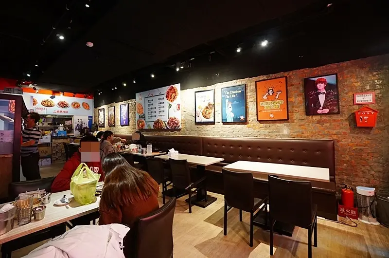 E.L.F必訪，隱身在小巷的韓式炸雞專賣店，不定期抽SJ簽名CD、應援小物哦!!