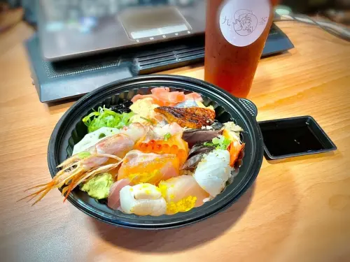 台北市大安區【公館美食｜小原田日本料理】海鮮丼多達13種海鮮｜幸福指數破表｜新鮮美味甘甜｜外帶美食