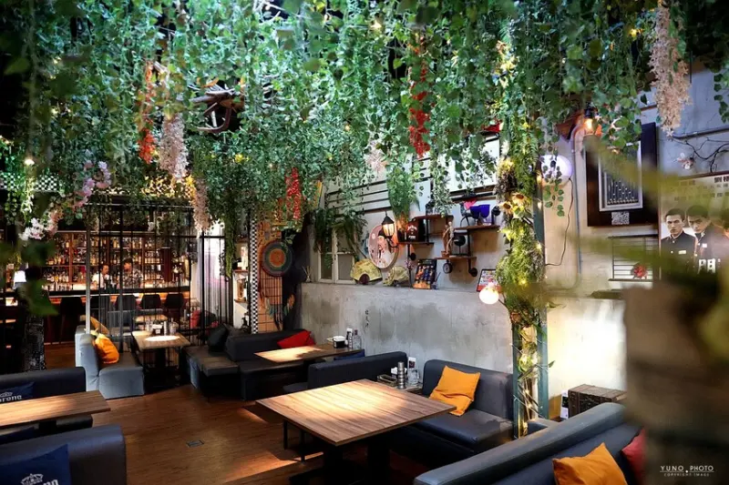 隱身僻靜巷弄裡的老宅微醺感餐酒館！視覺與味覺的華麗饗宴。菜單價位(捷運六張犁站)