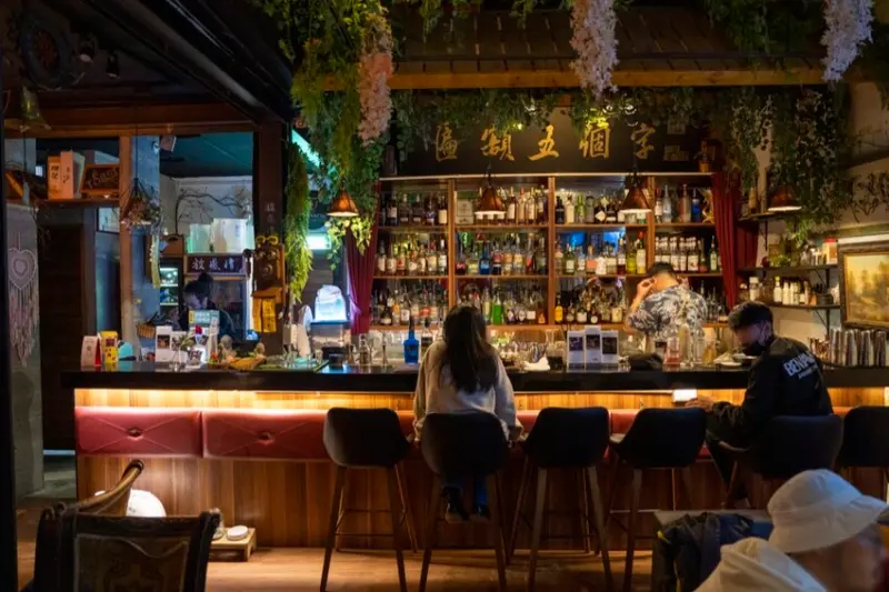 離城放感情．六張犁｜巷弄裡的復古系餐酒館！調酒超有特色，從前菜到甜點都讓人驚艷！