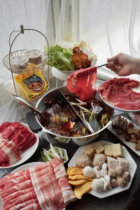 石‧撈麻辣鴛鴦鍋 - 魷魚螺肉蒜、麻辣湯底、頂級霜降雪花牛、美國CHOICE頂級牛五花、丹麥梅花豬，高ＣＰ值外帶組合餐，在家也能享用鴛鴦火鍋，台北防疫美食推薦，外帶美食推薦