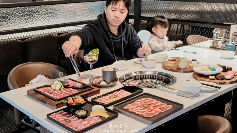 森森燒肉｜燒肉界的法式甜點店｜1980雙人套餐吃得到日本A5和牛跟奢華五星Buffet，平均一人千元有找，無限享用時令鮮蔬、法式甜點、自助熟食、飲品與冰淇淋實在太超值！