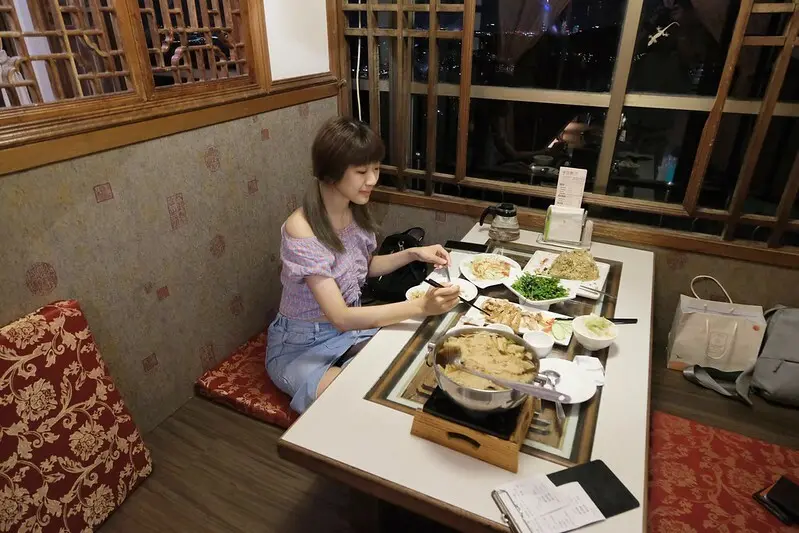 【貓空景觀餐廳】貓空四爺，宮廷風小包廂用餐品茶，裝潢古色古香、獨立式包廂夜景超優，金字塔茶炒飯必吃！